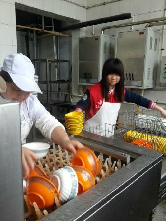 追随一种精神，奉献一片爱心——记天美娱乐官网
青年志愿者协会雷锋月活动