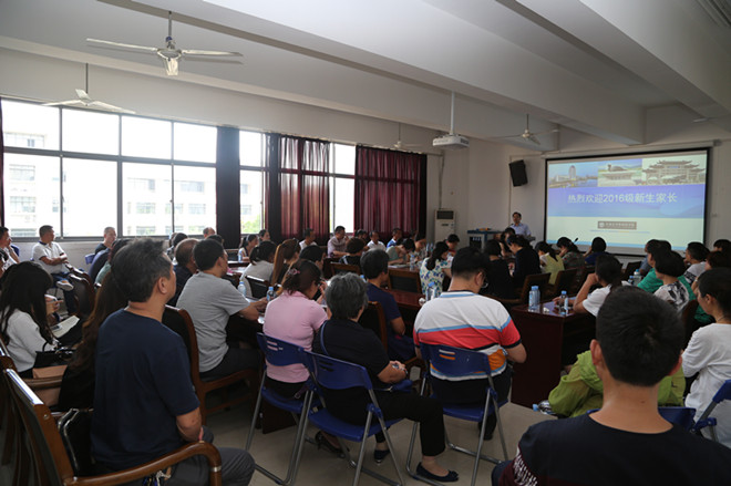 天美娱乐官网
召开2016级新生家长见面会